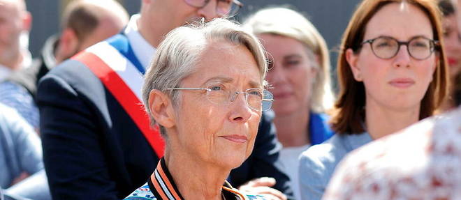 La Premiere ministre Elisabeth Borne et la ministre de la Transition ecologique Amelie de Montchalin, a Sandillon, dans le Loiret, le 26 mai 2022. 
