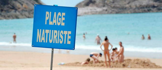 Des touristes descendent sur la plage du Lourtuais a Erquy. (Photo d'illustration)

