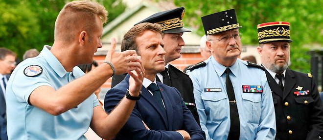 Emmanuel Macron est alle a la rencontre des forces de l'ordre dans le Tarn, ou il a reagi aux propos de Jean-Luc Melenchon sur la police.
