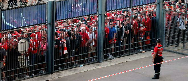 Des supporteurs de Liverpool masses devant les grilles du Stade de France, le soir de la finale de la Ligue des champions.
