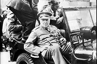 Churchill sur une Jeep russe en 1945.
