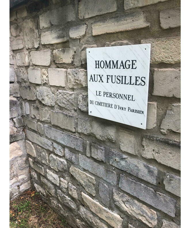 Ange sur une tombe, cimetière de Montrouge à Paris Stock Photo