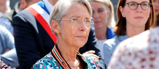 La Premiere ministre Elisabeth Borne s'entretient avec un agriculteur a Sandillon, dans le centre de la France, le 26 mai 2022.
 
