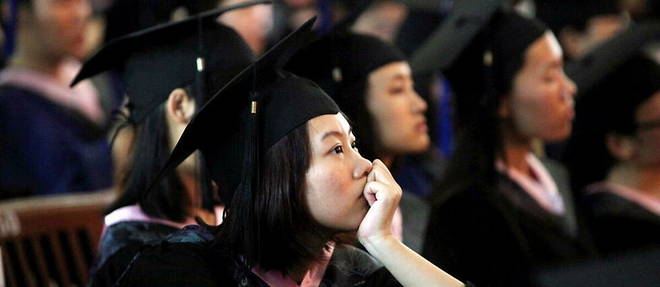 Aux Etats-Unis, les Asiatiques partent avec enormement plus de chances d'etre acceptes par les universites d'elite que les autres categories ethniques.
