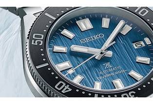 <p style="text-align:justify">Le cadran de la montre Seiko Prospex Save the Ocean, ici dans sa version bleu foncé, évoque la couleur et la texture des glaciers visibles en zones polaires.
