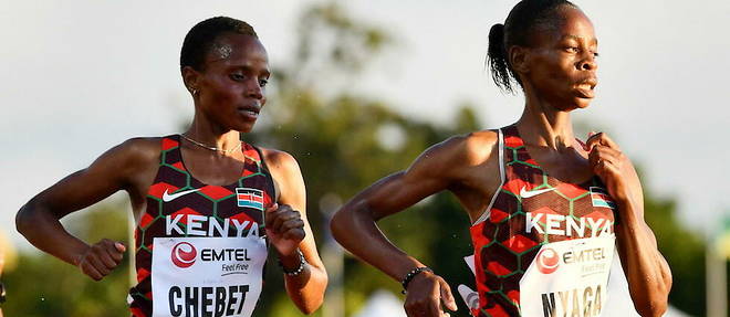 Les Kenyanes Beatrice Chebet et Caroline Nyaga lors des Championnats d'Afrique 2022 d'athletisme. 
