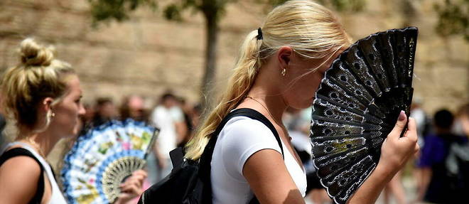 Deux femmes tentant de faire face aux fortes chaleurs qui sevissent en Espagne.
