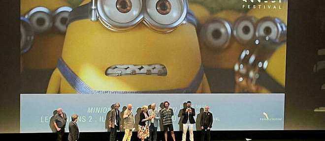 L'equipe du film << Les Minions 2 : Il etait une fois Gru >> sur la scene de la grande salle Bonlieu, juste avant la projection du film lors de la ceremonie d'ouverture du 46e Festival internation du film d'animation d'Annecy (Haute-Savoie).

