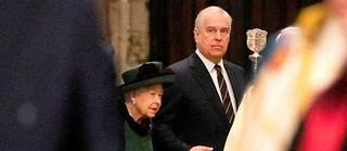 Elizabeth II au bras de son fils Andrew lors du service religieux à la mémoire du prince Philip, le 29 mars 2022, à Westminster. 
