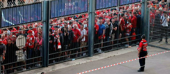 Des supporteurs britanniques de Liverpool bloques a l'entree du Stade de France, a Saint-Denis, avant la finale de la Ligue des champions qui a oppose le Real de Madrid au club anglais, le 28 mai.
