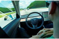 Le système Autopilot de Tesla est dit de niveau 2, ce qui implique que le conducteur doit rester attentif et prêt à reprendre la conduite du véhicule à tout moment.
