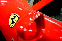 Le logo Ferrari.
