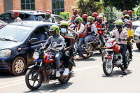 Parmi les images fortes de Kigali, les motos-taxis dont tous les  conducteurs sont casqués et équipés dans une logique de sécurité respectée par un maximum de Rwandais. 
