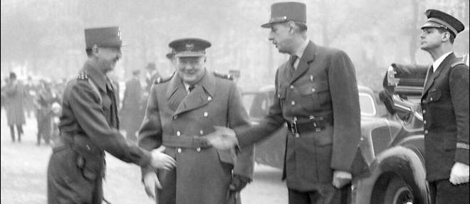 Le general Pierre Koenig et le general Charles de Gaulle se serrent la main en presence du Premier ministre britannique Winston Churchill, lors des ceremonies du 11 novembre 1944 a l'Arc de Triomphe.
