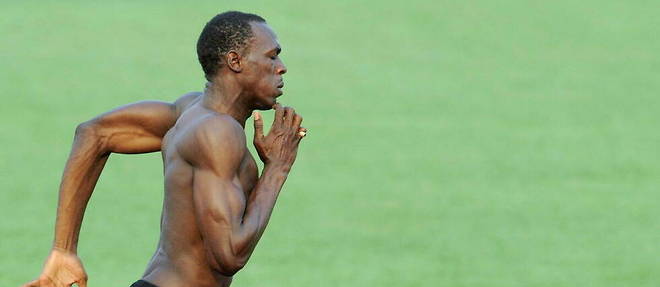 Usain Bolt est l'actuel detenteur du record du monde du 100 metres, etabli en 2009 en 9 s 58.  
