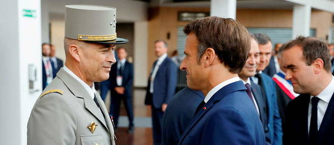 Emmanuel Macron serre la main du chef d'etat-major des armees, le general Thierry Burkhard, le 13 juin 2022 a Villepinte.
