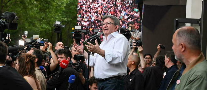 Jean-Luc Melenchon se felicite du score de la Nupes aux legislatives, devant ses soutiens reunis dans la rue a Paris.
