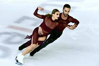 Les Français Gabriella Papadakis et Guillaume Cizeron remportent une médaille d'or en danse sur glace, à Pékin.
