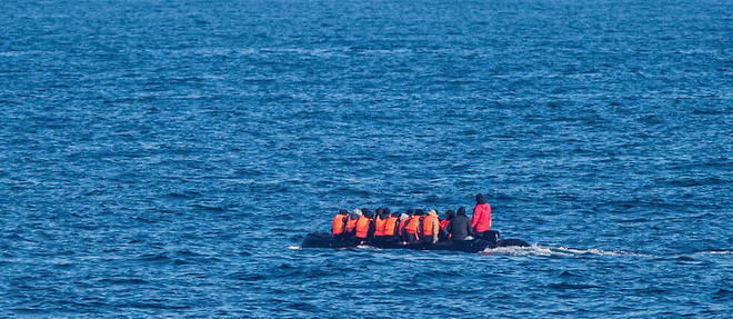 Des migrants tentant de traverser la Manche par bateau, le 15 mars 2022.
