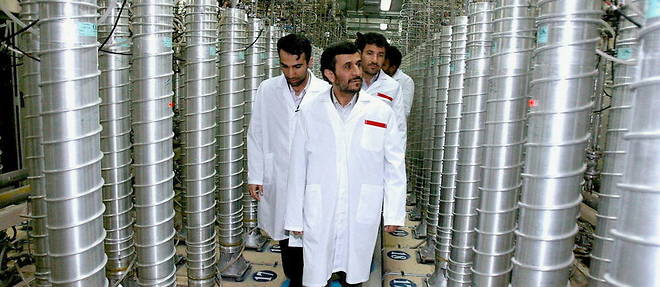 Le president iranien Mahmoud Ahmadinejad visite les installations d'enrichissement de l'uranium de Natanz, au sud de Teheran, le 8 avril 2008.
