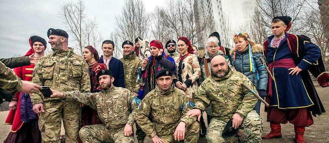 Des soldats de la Legion nationale de Georgie lors des festivites de Maslenitsa a Kiev, en Ukraine, le 13 mars 2016. Cette unite paramilitaire combat aux cotes des Ukrainiens depuis la guerre du Donbass en 2014.
