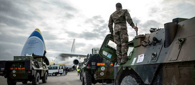 Chargement de vehicules militaires a bord d'un avion ukrainien Antonov sur la base d'Istres (Bouches-du-Rhone), le 2 mars. Destination : la base de l'Otan de Constanta, en Roumanie.
