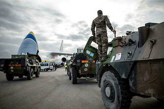 Chargement de ­véhicules militaires à bord d’un avion ukrainien Antonov sur la base d’Istres (Bouches-du-Rhône), le 2 mars. Destination : la base de l’Otan de Constanta, en Roumanie.
