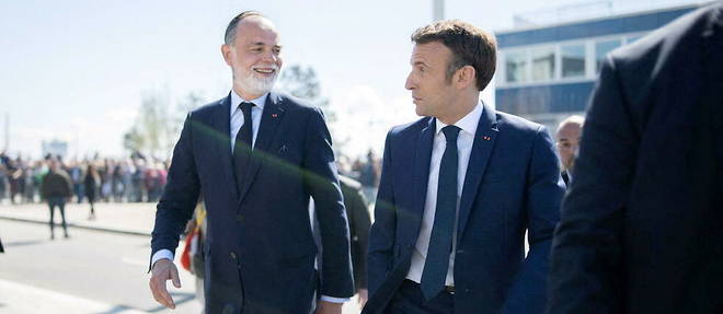 Emmanuel Macron en campagne presidentielle, le 14 avril, accueilli a son arrivee au Havre par Edouard Philippe. Pour le president, la popularite croissante de son ancien numero deux est une epine dans le pied.
