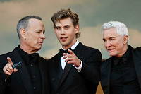 Tom Hanks,  Austin Butler et le réalisateur australien Baz Luhrmann, sur le tapis rouge le soir de la projection d'«  Elvis »  au  75e Festival de Cannes. 
