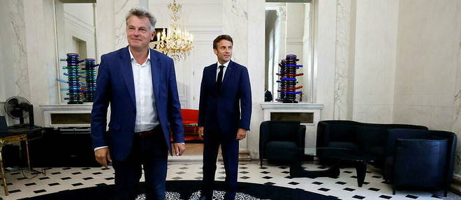 Fabien Roussel a ete recu par Emmanuel Macron a l'Elysee mardi, dans la soiree. Le chef de l'Etat s'est entretenu toute la journee avec les forces politiques qui composent desormais l'Assemblee nationale.
