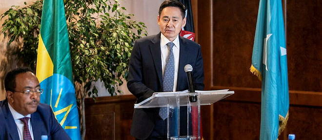 L'envoye special de la Chine pour la Corne de l'Afrique, Xue Bing, prend la parole lors de la premiere conference Chine-Corne de l'Afrique sur la paix, la gouvernance et le developpement, a Addis-Abeba, en Ethiopie, le 20 juin 2022.
