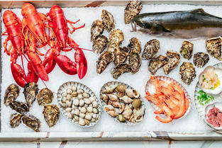 Poissons, coquillages et crustacés sont sur le devant de l'assiette au Petit Victor Hugo, dans le 16 e  arrondissement de Paris.
