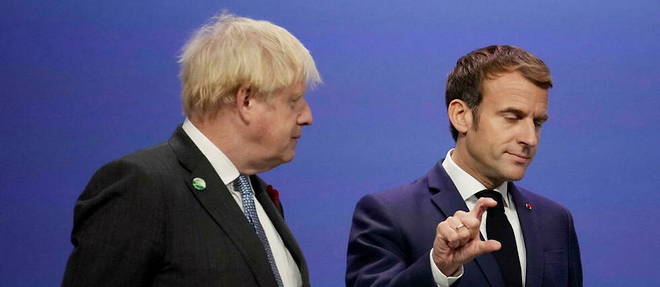 Le Premier ministre britannique, Boris Johnson, et  Emmanuel Macron lors de la COP 26, a Glasgow, le 1er novembre 2021.
