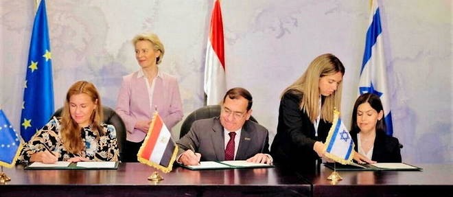 Le ministre egyptien du Petrole et des Ressources minieres Tarek ek-Molla, la ministre israelienne de l'Energie Karine Elharrar et la commissaire europeenne pour l'Energie Kadri Simson, le 15 juin au Caire.
