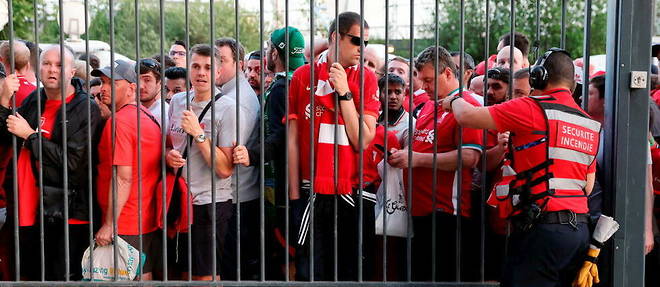 Le 28 mai au soir, avant la finale de la Ligue des champions, des fans de Liverpool attendent aux abords du Stade de France, a Saint-Denis.
