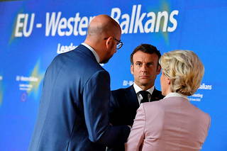 Emmanuel Macron avec la présidente de la Commission, Ursula von der Leyen, et le président du Conseil, Charles Michel, à Bruxelles le 23 juin.  
