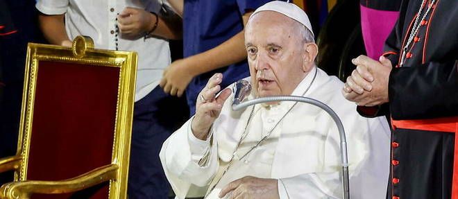 Le pape Francois donne sa benediction aux fideles a la fin de la Fete des familles au Vatican, le 22 juin 2022. 