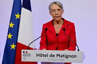 La Première ministre Élisabeth Borne prononce un discours après les premiers résultats des élections législatives à Matignon à Paris le 19 juin 2022.
 
