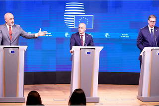 À Bruxelles, le 23 juin, le Premier ministre albanais Edi Rama (à gauche), le Premier ministre de Macédoine du Nord Dimitar Kovachevski (au centre) et le président serbe Aleksandr Vucic (à droite) ont tenu une conférence de presse.

