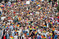 La prochaine marche des fiertés LBGT+ parisienne se déroulera le 25 juin (photo de l'édition 2021). Pour les militants, le terme « Gay Pride » est jugé trop phallocentré. 
