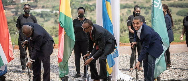 Le president rwandais Paul Kagame (au centre) inaugure le centre de vaccins de la societe allemande aux cotes du president ghaneen Akufo-Addo et le PDG de BioNTech Ugur Sahin.
