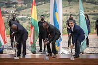 Le président rwandais Paul Kagame (au centre) inaugure le centre de vaccins de la société allemande aux côtés du président ghanéen Akufo-Addo et le PDG de BioNTech Ugur Sahin.
