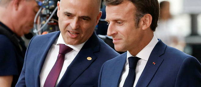 Le Premier ministre de Macedoine du Nord Dimitar Kovacevski et Emmanuel Macron, lors de la reunion des dirigeants UE-Balkans occidentaux a Bruxelles le 23 juin 2022. 
 
