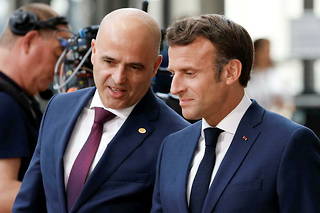 Le Premier ministre de Macédoine du Nord Dimitar Kovacevski et Emmanuel Macron, lors de la réunion des dirigeants UE-Balkans occidentaux à Bruxelles le 23 juin 2022. 
 
