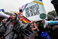 Sadie Kuhns, une résidente de Washington DC, proteste pour le droit à l'avortement devant la Cour suprême des États-Unis. 
