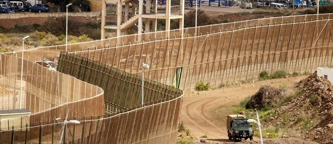 Cinq migrants morts lors d'une tentative massive d'entree dans une enclave espagnole Cinq migrants morts lors d'une tentative massive d'entree dans une enclave espagnole