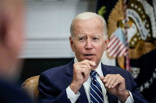 Le président Joe Biden réagit à une question des journalistes sur la décision de la Cour suprême d'annuler une loi de New York limitant les armes à feu en public, le 23 juin 2022 à Washington, D.C. 
 
