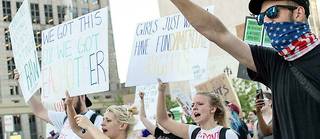 Environ 1 000 personnes se sont rassemblées au palais de justice de Détroit, Michigan, le 24 juin 2022, en réponse à la révocation de l'avortement par la Cour suprême. 
