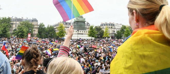 Les participants se rassemblent place de la Bastille, a Paris, lors de la marche des fiertes du 25 juin 2022. 