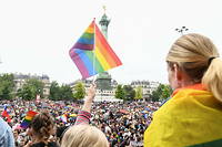 Les participants se rassemblent place de la Bastille, a Paris, lors de la marche des fiertes du 25 juin 2022.
